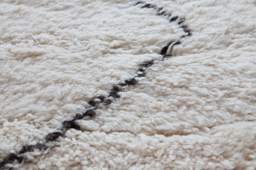 Close-up of the large Beni Ouarain, showing 100% undyed natural wool.