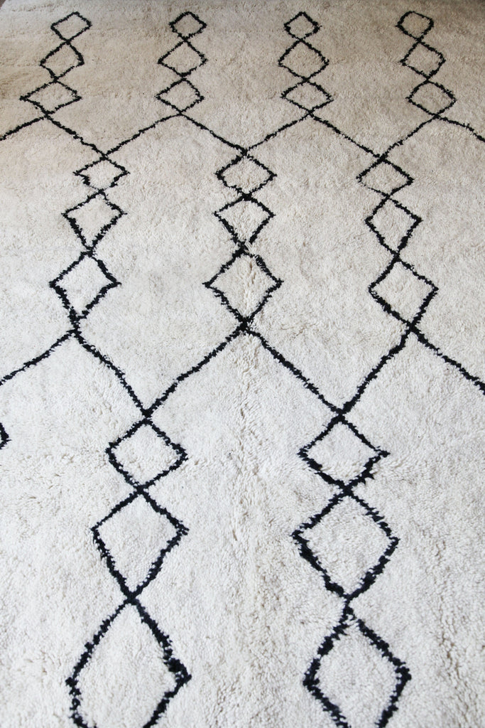 Close-up of the zig-zag pattern on the contemporary Beni Ouarain rug