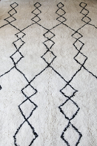 Contemporary, woollen hand-knotted Beni Ouarain rug, zig zag pattern in black. 