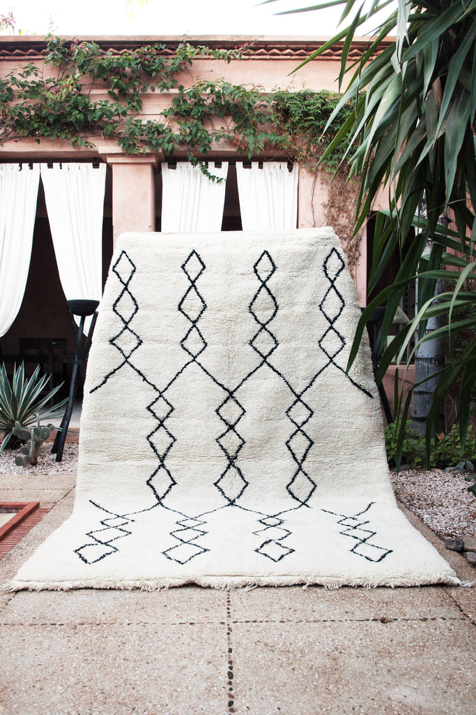 Contemporary, woollen hand-knotted Beni Ouarain rug, zig zag pattern in black. 