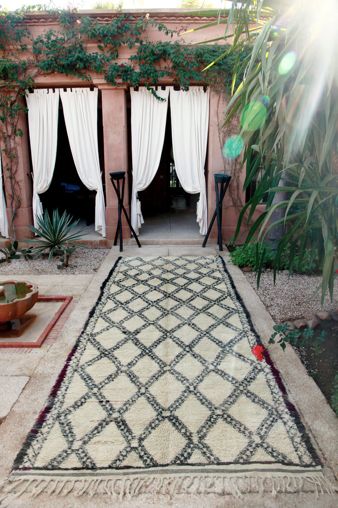 Luxuriously soft, genuine hand-made Beni Ouarain rug, with symmetrical diamond pattern in charcoal on an ivory white ground.